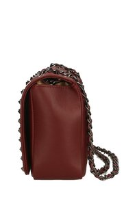 Borsa a tracolla in ecopelle rossa con tracolla in catena argentata, borchie a forma di piramide su un lato, forma rettangolare e superficie liscia.