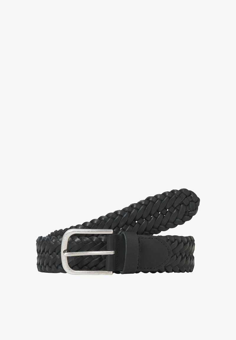 Černý pletený kožený pásek se stříbrnou obdélníkovou přezkou, poutkem a prošívaným koncem z kůže.