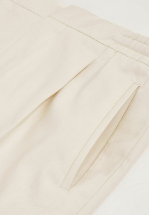 Reiss REGULAR FIT - BRIGHTON WITH TURN UPS - Chinos tipa bikses - ecru