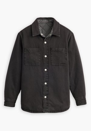 Zwarte denim shirt met een geblokte binnenvoering, twee borstzakken en zilveren knoopsluitingen. Beschikt over een klassieke kraag en lange mouwen.