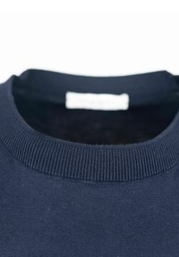 Maglione blu navy con scollo rotondo a costine, texture morbida e design minimalista. Etichetta visibile all'interno del colletto.
