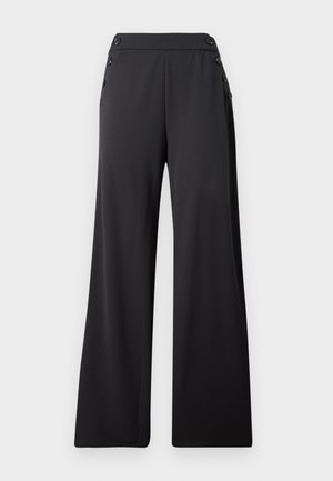 Fekete, széles lábú nadrág magas derékkal és díszítő gombokkal az oldalán, sima háttér előtt laposan elhelyezve.