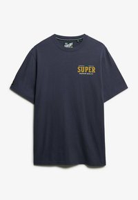 Navy blauwe katoenen t-shirt met korte mouwen, met gele tekst "SUPER" en "PREMIUM QUALITY" daaronder, ronde hals ontwerp, rechte zoom.