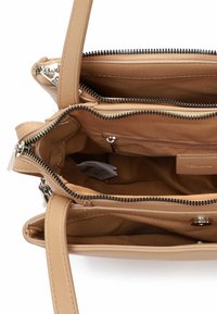 Borsa a mano in pelle color cuoio con più compartimenti, chiusure con cerniera e fodera in tessuto. Presenta ferrature color argento e un esterno testurizzato.