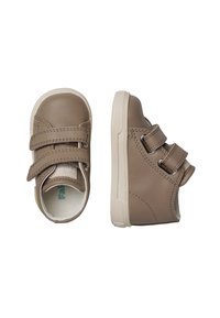 Scarpe per bambini in pelle marrone con doppie cinghie in Velcro, suole in gomma bianca, punta arrotondata e tacco arrotondato. Texture liscia con dettagli di cucitura.
