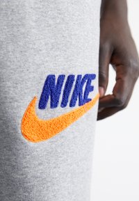 Nike Sportswear JOGGER - Träningsbyxor - dark grey heather