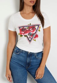 Guess STRETCH BLUMEN-LOGO - Marškinėliai su spaudiniu - bianco