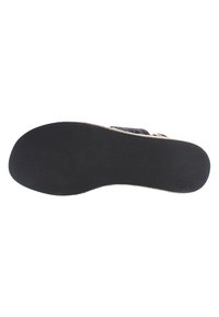Suela de zapato de goma negra con patrón de agarre texturizado y un ligero arco. Presenta una forma redondeada y bordes suaves para mayor estabilidad.