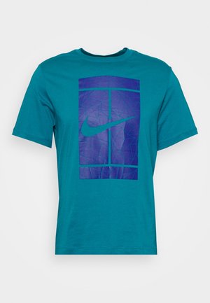 T-shirt manches courtes bleu sarcelle avec un grand motif rectangulaire violet ressemblant à un court de tennis et un logo Nike bleu sarcelle au centre.
