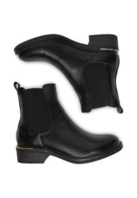 Para czarnych skórzanych botków Chelsea za kostkę z elastycznymi panelami bocznymi, niskimi, złożonymi obcasami oraz złotym wykończeniem na obcasie.