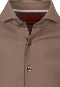 Bruin overhemd met een herringbone-patroon en een knoopsluiting kraag, voorzien van een kenmerkende label en een vierweg rekbare stof voor comfort.