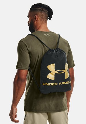 Zaino con coulisse nero con logo Under Armour color oro, realizzato in materiale leggero, caratterizzato da un design semplice e funzionale.