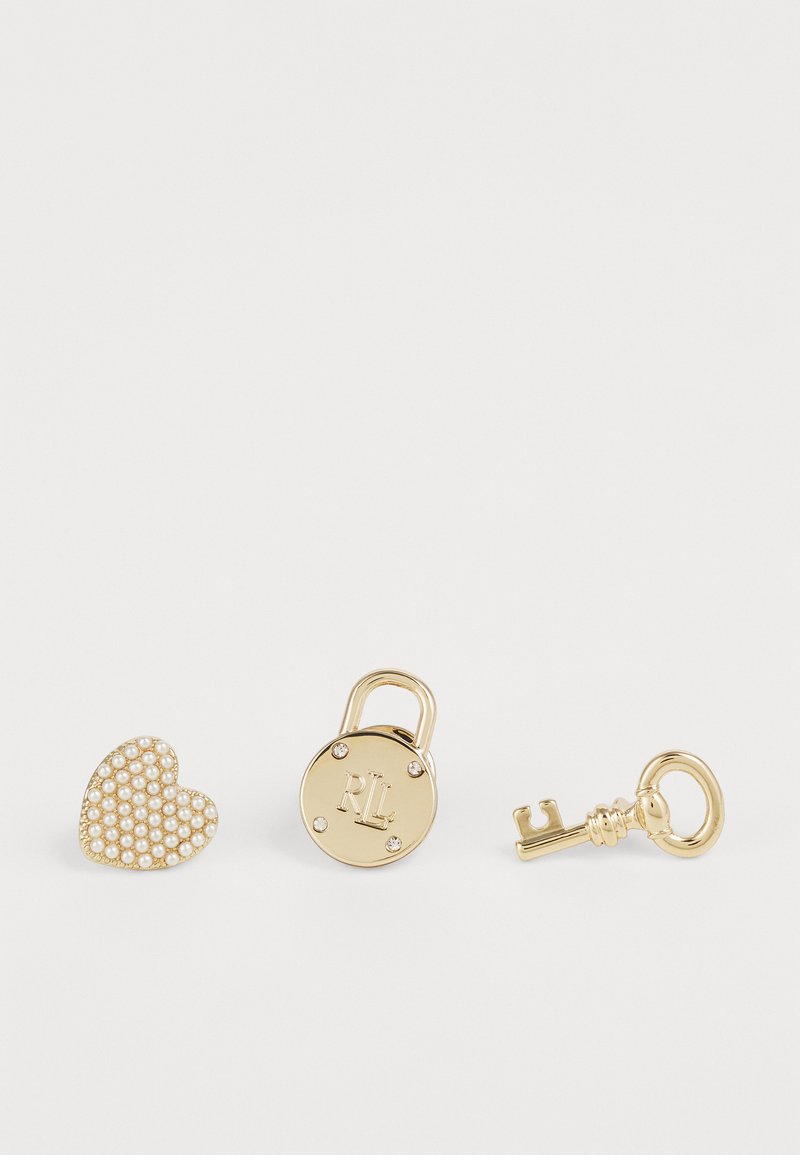 Ciondolo a forma di cuore in oro con dettagli in perle, lucchetto in oro con incisione "RL" e chiave in oro con design ornate, il tutto su uno sfondo bianco.