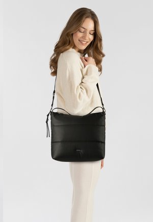 Borsa a spalla nera imbottita con un design elegante. Caratterizzata da una tracolla regolabile e chiusura con zip. Texture morbida con un motivo di cuciture orizzontali.