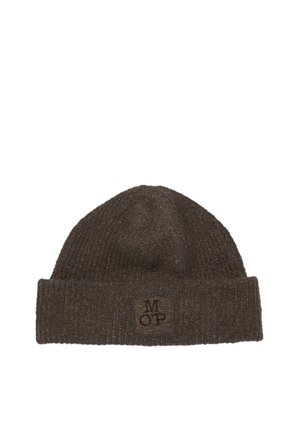 Bonnet tricoté marron foncé avec un bord replié comportant un petit patch brodé avec les lettres M, O et P à l'avant.