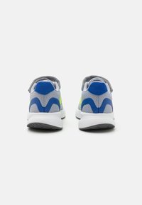 Chaussures de sport avec une tige en tissu gris, des accents bleus et jaune fluo, un col rembourré, et une semelle intermédiaire blanche avec une semelle extérieure texturée noire.