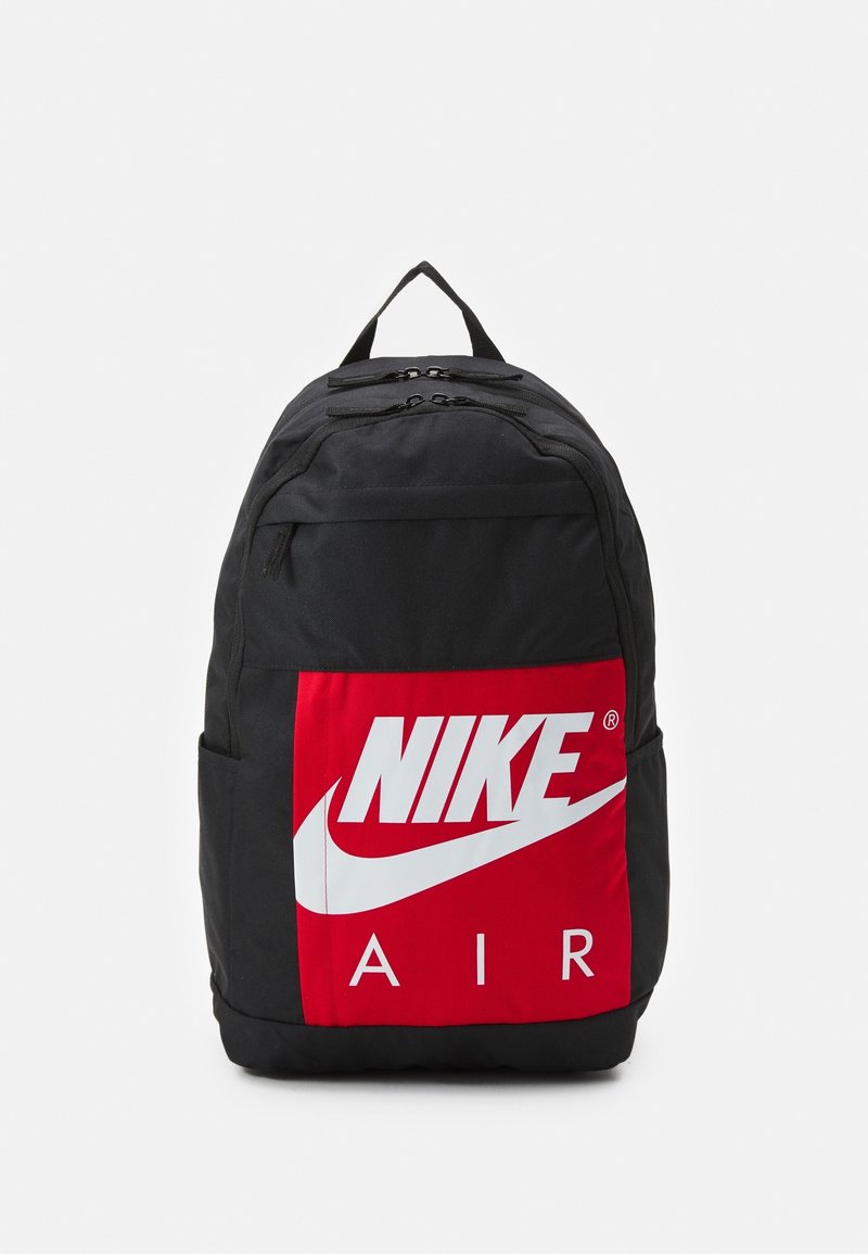 Svart ryggsäck med en stor röd panel som har vit "NIKE"-logotyp och texten "AIR". Tillverkad av slitstarkt tyg, har den två fack med dragkedja och ett handtag på toppen.