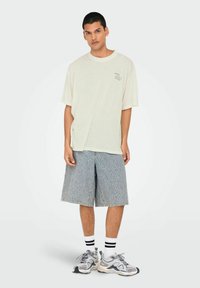 Only & Sons LOCKER GESCHNITTEN RUNDHALS KASTIGE ÄRMEL - T-shirt imprimé - cloud dancer