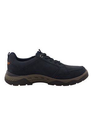 Schwarzer Sneaker mit niedrigem Schaft und Schnürung vorne, strukturierte braune Sohle und gepolsterter Knöchelkragen, gezeigt im rechten Seitenprofil vor weißem Hintergrund.