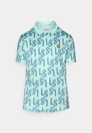 Polo di colore azzurro chiaro con un motivo ripetuto di lettere blu scure. Presenta un colletto, maniche corte e un piccolo logo giallo sul petto.