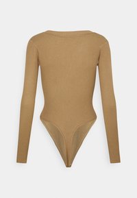 Ripp-Bodysuit in Kamel-Farbe mit langen Ärmeln, rundem Halsausschnitt und einem hochgeschnittenen, thongartigen Unterteil. Glatte Textur über das gesamte Teil.