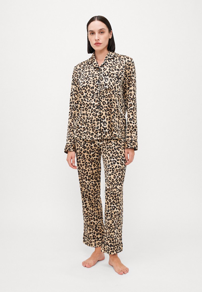 Set za pidžamu s uzorkom leopard u bež i crnoj boji, s košuljom na dugmad i džepom, te odgovarajućim hlačama opuštenog kroja.