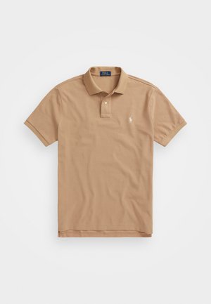Polo shirt corto a maniche corte di colore tan realizzato in cotone. Presenta una chiusura a tre bottoni, colletto e un piccolo logo ricamato sul petto.