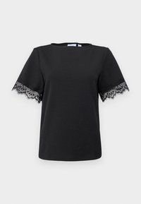 Svart t-skjorte med korte ermer, med delikate svarte blondekanter ved ermene. Glatt tekstur, rund hals og en uformell design.