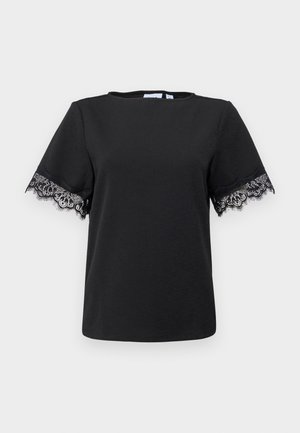 Schwarzes T-Shirt mit kurzen Ärmeln und zarten schwarzen Spitzenakzenten an den Ärmelabschlüssen. Glatte Textur, runder Halsausschnitt und lässiges Design.