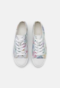 Weiße Sneaker mit einem bunten, abstrakten Blumenmuster, glatter Textur und sechs Ösen mit weißen Schnürsenkeln. Gummizehenschutz und Sohle.