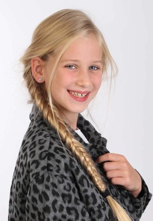 Kind met lang blond haar in een gevlochten haardos, draagt een grijze jasje met luipaardprint over een witte top, glimlachend met oorbellen.