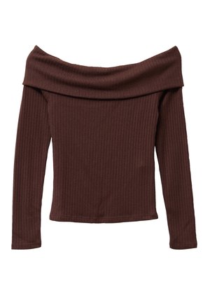 Haut à manches longues, décolleté off-shoulder en tissu côtelé marron foncé. Présente un col large et une silhouette ajustée. Matériau texturé et doux.