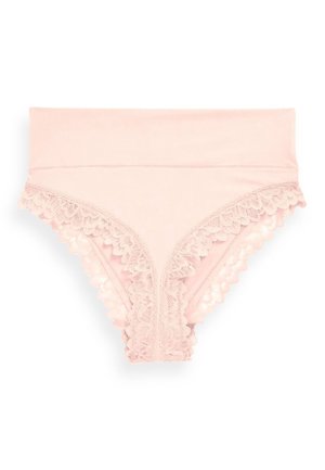 Slip rosa tenue con tessuto morbido, caratterizzati da un bordo in pizzo lungo il girovita e le aperture delle gambe, e un design con bordo ondulato.