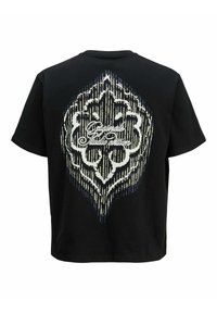 T-shirt di cotone nero con una grande grafica astratta bianca e blu sul retro, che incorpora complessi motivi a linee e dettagli testuali.