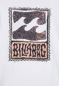 Tricou alb cu un design grafic ce include linii întunecate ondulate pe un fundal mai deschis, conturat de o margine cu un model și textul "BILLABONG."