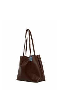 Geantă tote din piele maro, cu două mânere lungi, un tag albastru și un design spațios, structurat, având o textură moale și detalii minime.