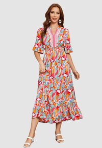 Vestido maxi de tela ligera con un patrón floral multicolor, mangas con volantes, escote en forma de V con bordado y dobladillo escalonado.