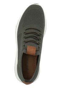 Zielone dzianinowe sneakersy z białą podeszwą, z chropowatą cholewką, elastycznymi sznurówkami oraz brązowym skórzanym akcentem na pięcie.