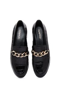 Schwarze Slipper mit croc-prägierter Textur, ausgestattet mit einer goldenen Kettenakzentuierung über dem Spann. Entworfen mit offenem Zehenbereich und schlanker Silhouette.