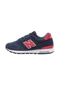 Baskets de sport New Balance bleu marine et rouge avec semelle intermédiaire blanche et semelle extérieure noire, vues de côté sur fond blanc.