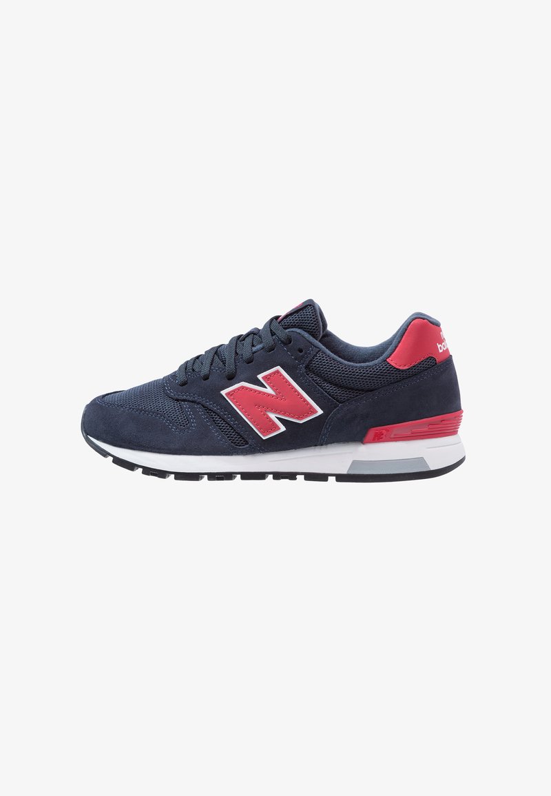 Baskets de sport New Balance bleu marine et rouge avec semelle intermédiaire blanche et semelle extérieure noire, vues de côté sur fond blanc.