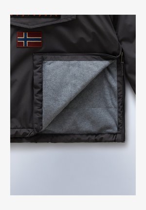 Melnas āra jakas audums ar mīkstu pelēku flīsu oderi. Iekļauj Norvēģijas karoga plāksteri un ar rāvējslēdzēju aizveramu kabatu. Viegli gluda tekstūra kopumā.