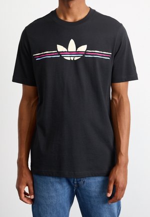 Schwarzes Baumwoll-T-Shirt mit einem großen weißen und farbigen Adidas-Logo auf der Brust, ergänzt durch horizontale Streifen in Pink und Blau.
