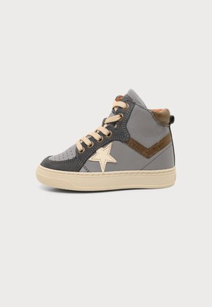 Baskets montantes grises avec lacets beige, une étoile blanche sur le côté et des accents marron, sur fond blanc.