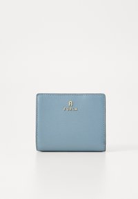 Blå skinnlommebok med teksturert overflate, med en gull Furla-logo på fronten og rene, enkle kanter. Kompakt rektangulær form.
