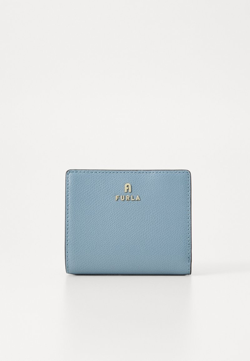 Blå skinnlommebok med teksturert overflate, med en gull Furla-logo på fronten og rene, enkle kanter. Kompakt rektangulær form.
