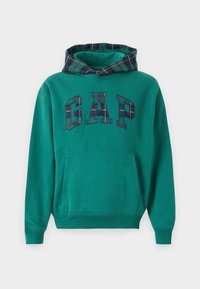 Hanorac verde cu glugă căptușită cu plaid, având un mare logo "GAP" în model tartan. Include o buzunar frontal și manșete cu nervuri.