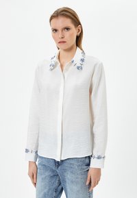 Koton - BUTTONED PEARL AND DETAIL LONG SLEEVE - Hemdbluse - off white Thumbnail-Bild 1