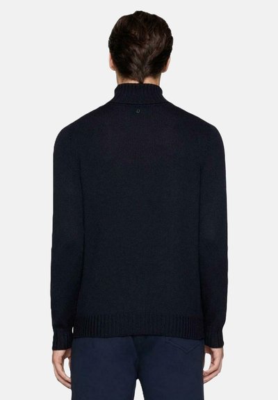 Maglione lavorato a maglia blu navy con colletto alto, polsi e orlo a coste, con una texture liscia e senza loghi o decorazioni visibili.