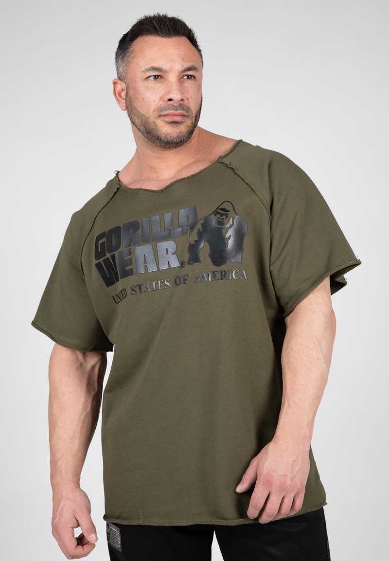 Olijfgroene oversized T-shirt met een ruwe halslijn, voorzien van een zwarte grafische print met de tekst "GORILLA WEAR UNITED STATES OF AMERICA."